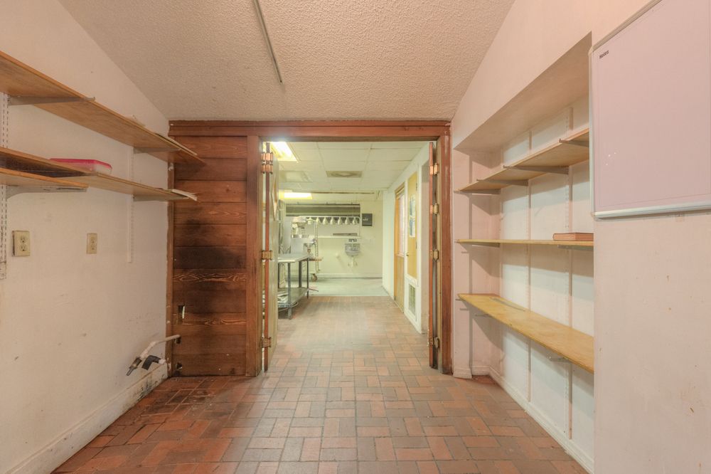 Restaurant With High Visibility: 1330 N Woodland Blvd, Deland, FL 32720